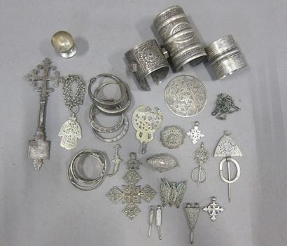 Lot de bijoux ethniques comprenant manchettes,...
