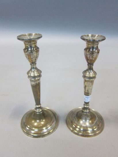 Paire de flambeaux en bronze argenté. 

XIXème...