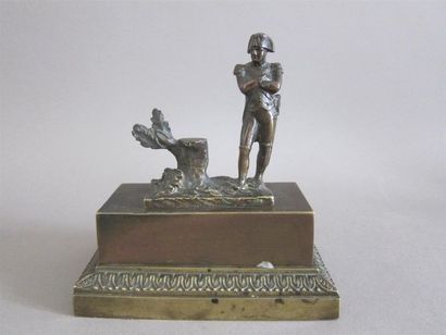 Encrier en bronze representant Napoleon debout....