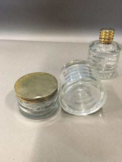 Partie de garniture de toilette en cristal...