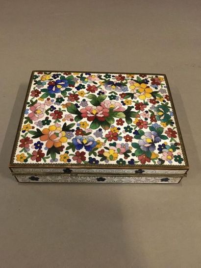 Boîte à cigarettes en métal émaillé de fleurs.

15,5...