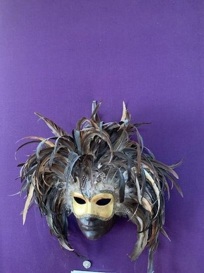 Masque vénitien en carton bouilli, à décor...