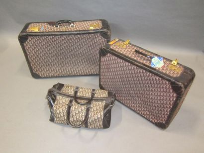 Christian DIOR

Deux valises et un sac en...