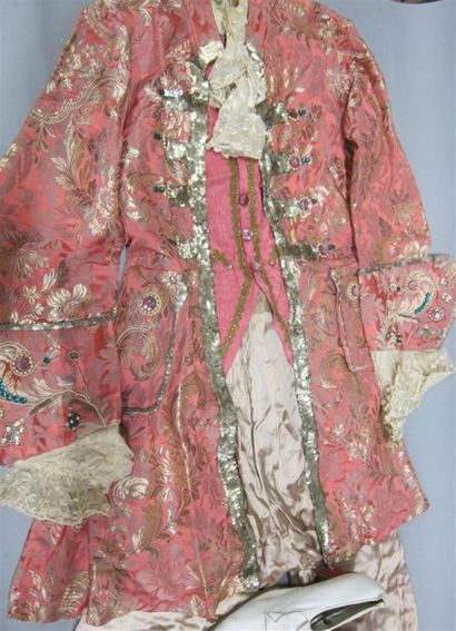 Costume de gentilhomme Louis XV en soie brodée...