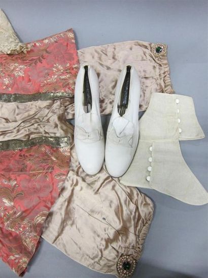 Costume de gentilhomme Louis XV en soie brodée...