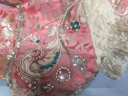 Costume de gentilhomme Louis XV en soie brodée...