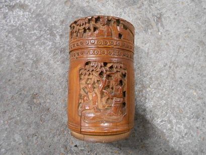 Boîte en bambou sculpté.
H: 13 cm
Fentes,...