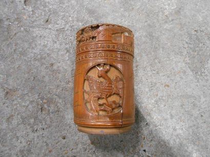 Boîte en bambou sculpté.
H: 13 cm
Fentes,...