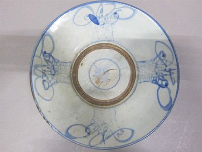 2 assiettes en porcelaine à décor en camaieu...