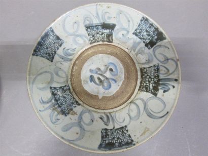 2 assiettes en porcelaine à décor en camaieu...