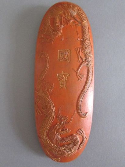 Pain oval ciselé de dragons en relief.

14...