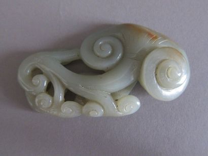 Sujet en jade à motif stylisé d'enroulements.

Chine,...