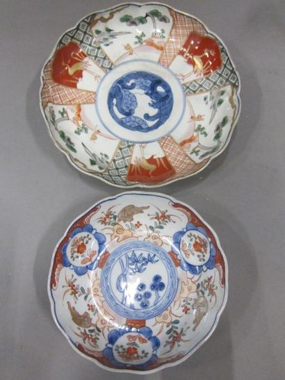 Deux coupes en porcelaine émaillées polychrome....