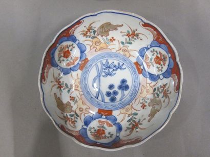 Deux coupes en porcelaine émaillées polychrome....