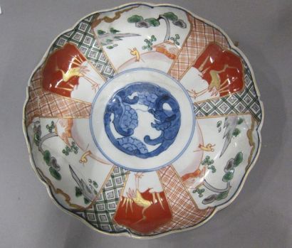 Deux coupes en porcelaine émaillées polychrome....