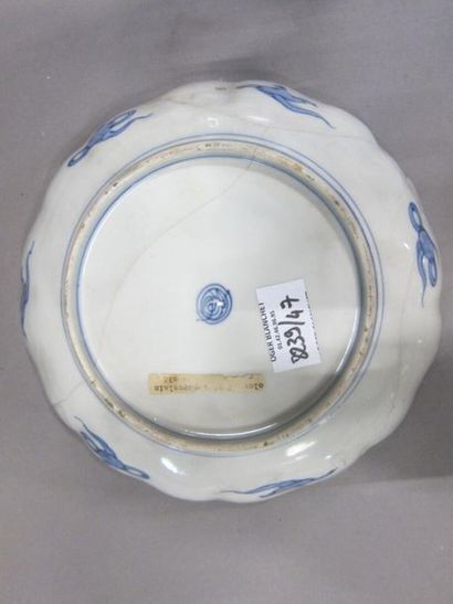 Deux coupes en porcelaine émaillées polychrome....