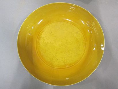 Coupe ronde en porcelaine émaillée jaune,...