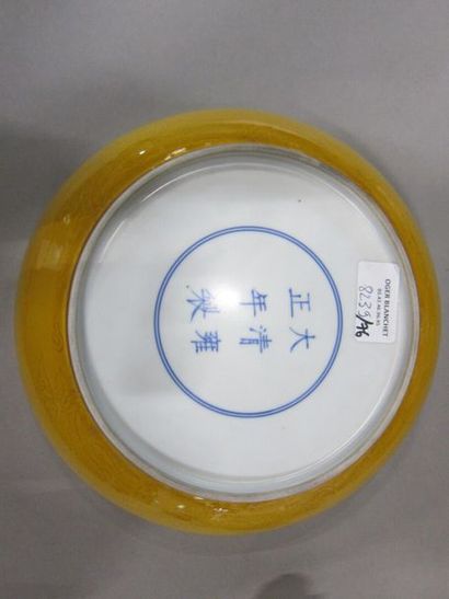 Coupe ronde en porcelaine émaillée jaune,...