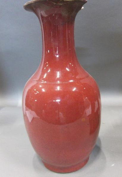 Vase balustre en porcelaine émaillée sang...