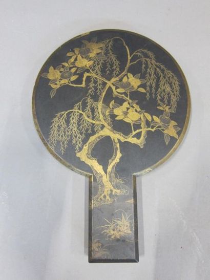 Etui de miroir en laque à décor en dorure...