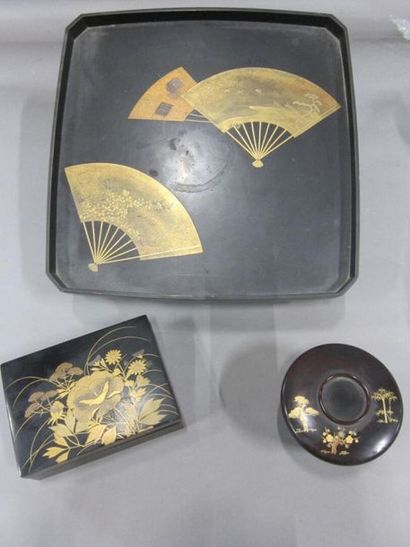 Etui de miroir en laque à décor en dorure...