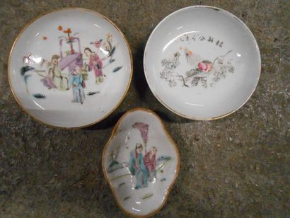 Chine, trois coupelles en porcelaine à décor...