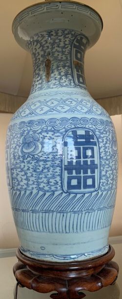 Vase balustre en porcelaine.

Chine XXème...