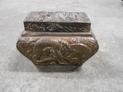 Chine, Boîte couverte en bronze argenté à...