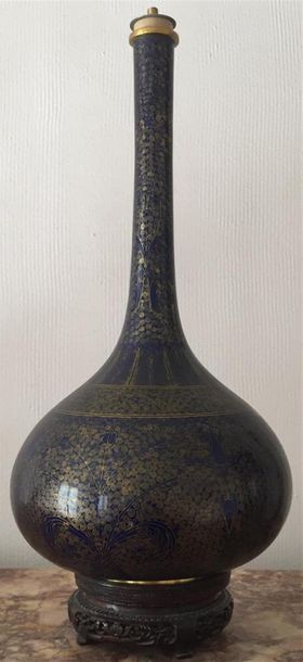 Vase bouteille à haut col étroit, à décor...