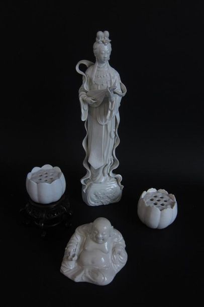 Lot blanc de CHINE comprenant :

-Bouddha

-Guanyin...