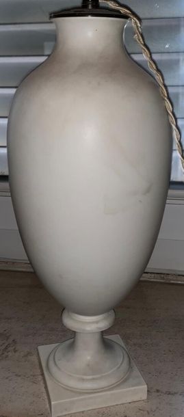 Pied de lampe en porcelaine de forme ovoïde.

Sèvres...