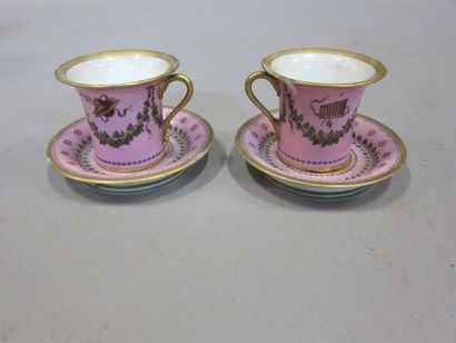 Deux tasses cornet et leur soucoupe en porcelaine,...