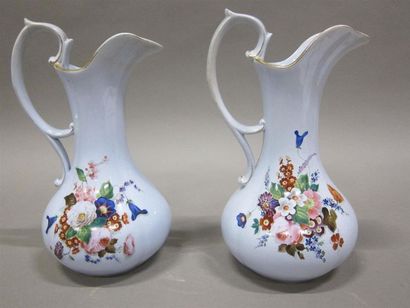 Paire de pichet en faïence, à décor de fleurs.

Travail...