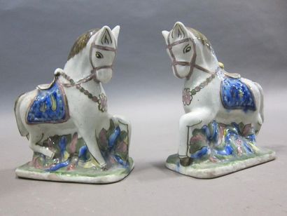 Paire de chevaux en faïence polychrome sur...