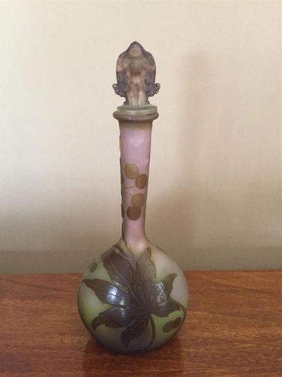 GALLE

Petit vase pyriforme à haut col é...