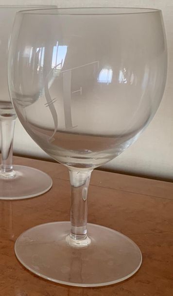 Douze verres à dégustation en cristal gravé,...