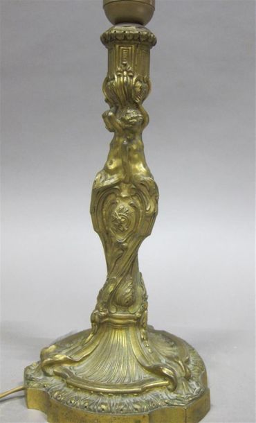 Flambeau en bronze doré, à décor rocaille....
