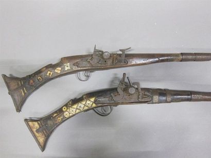 Deux moukhalas ornés d'incrustation d'os....