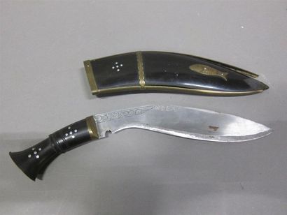 Deux moukhalas ornés d'incrustation d'os....