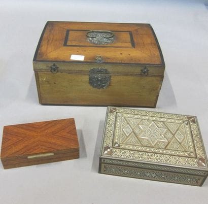 Trois coffrets en bois dont un en marqueterie...