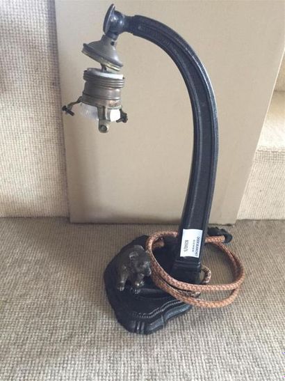 Pied de lampe en bronze orné d'un ours.

Fin...