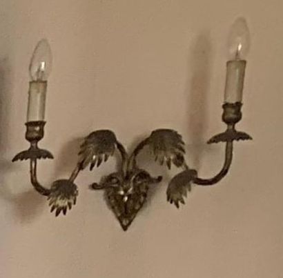 Suite de quatre appliques à décor des palmes...