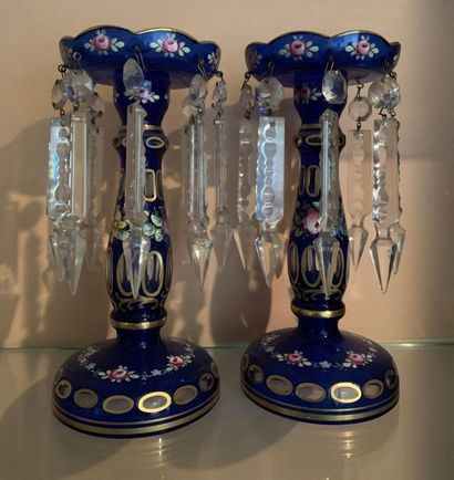 Deux porte-ananas en verre doublé bleu, emmaillé...