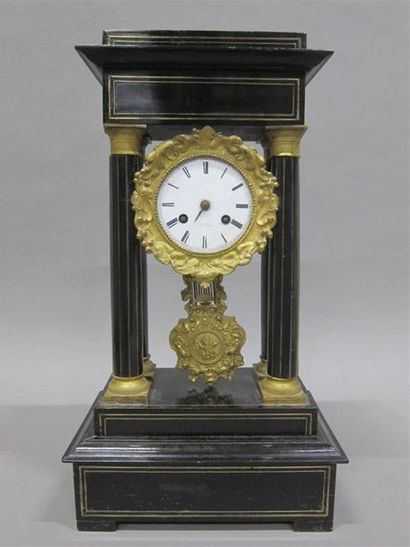 Pendule portique en placage de palissandre...