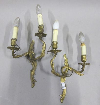 Paire d'appliques à deux lumières en bronze...