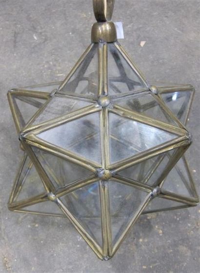 Suspension en laiton et verre formant polyédre.

Haut...