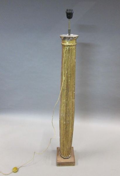Colonne en bois doré légèrement renflée,...