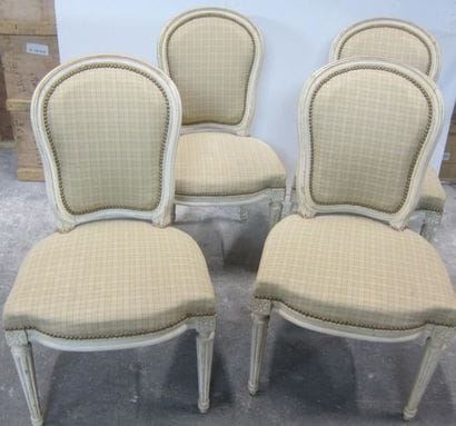 Suite de quatre chaises en bois mouluré laqué...