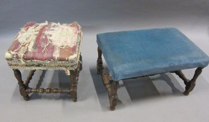 Deux tabourets en bois naturel tourné. 

Epoque...