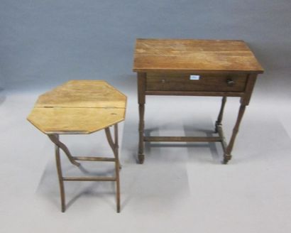 Petite table à un tiroir, entretoise

65...